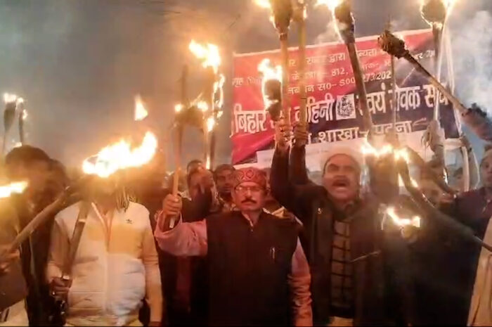 बिहार गृह रक्षा वाहिनी का सरकार के खिलाफ मोर्चा, 21 सूत्री मांगों को लेकर मशाल जुलूस और प्रदर्शन